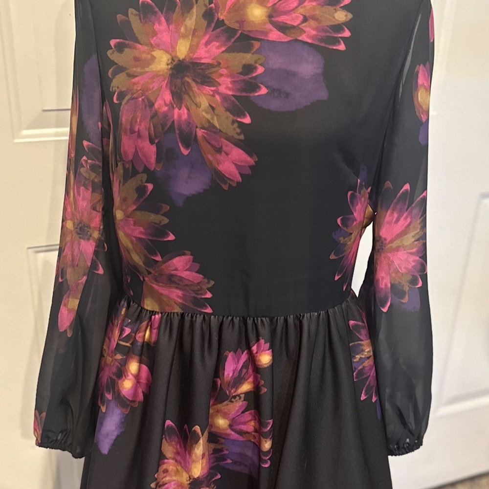 New with tags has pockets sheer sleeves beautiful flower print